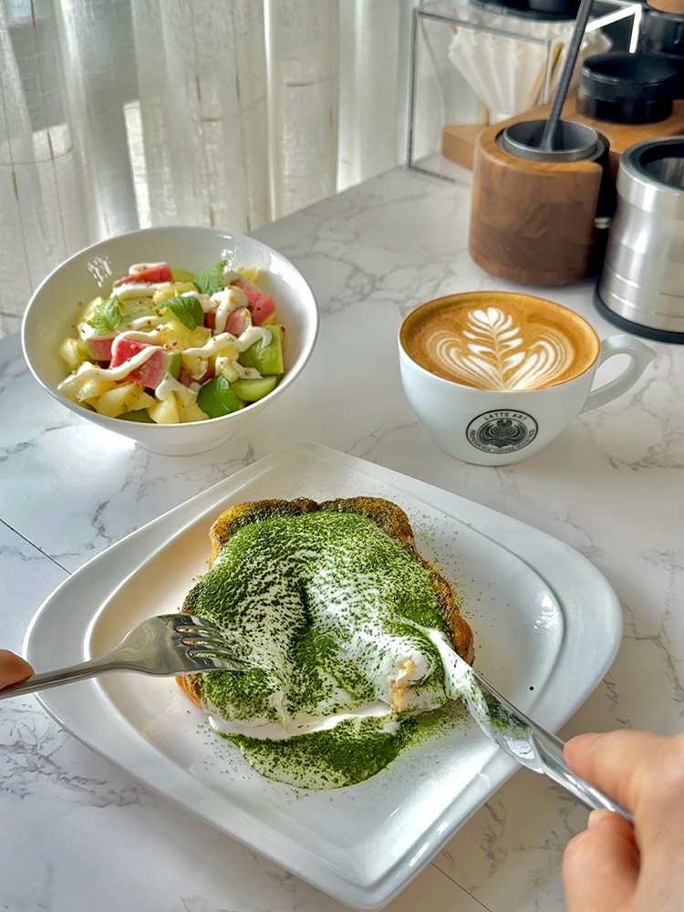 今日早餐｜抹茶西多士🍞水果沙拉碗🥗拿铁咖啡拉花☕️图2