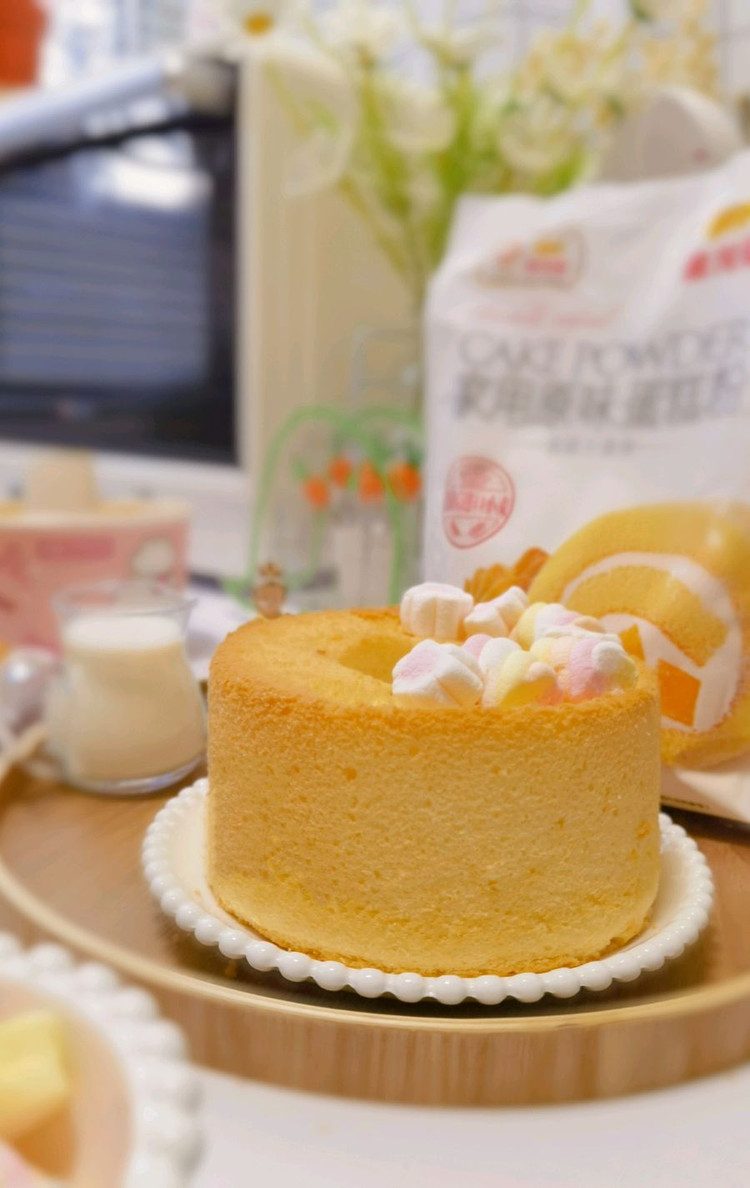 🌻今日美食分享:6寸戚风中空蛋糕-----------------------烹饪工具: 【海氏C40烤箱】【海氏HM780厨师机】【CHEFMADE学厨6寸中空模具】📖 配方材料:金龙鱼家用原味蛋糕粉: 60克纯牛奶: 50克玉米油:50克白砂糖:50克鸡蛋: 5个白醋: 数滴肉松:两小包沙拉酱: 适量-----------------------🥣 制作方法:1⃣️盆里放入纯牛奶和玉米油还有蛋图2