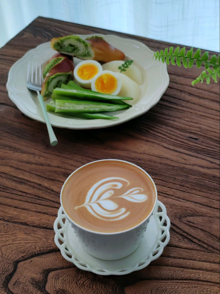 假期早餐「抹茶奶酥碱水包」「水煮蛋🥚」「秋葵」「秋月梨」「咖啡☕」🍁台风要来，非必要不外出，公交🚍全部停了，大家出行注意安全！图4