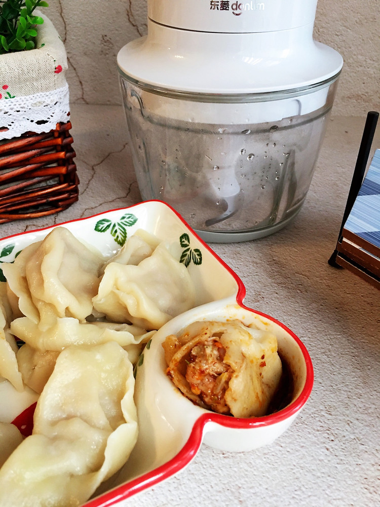 北方人最爱吃饺子，春夏秋冬不管哪个季节，饺子都会频繁出现在餐桌上。我记得我小的时候，只要放学回家听见厨房咚咚的声音，那肯定是妈妈在炖肉馅，准备为我们包饺子。我现在有了自己的小家，平时利用周末，也是最爱为家人包饺子，和面、炖肉馅、择菜、洗菜、切菜……都要忙活大半天，忙的开心😃吃的美味😋图2