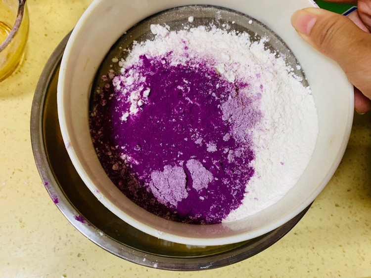 在一个农场买了一包天然打磨的紫薯粉，价格小贵，买回来做了一个魔幻紫薯绿戚风，魔幻紫薯戚风，拨动你的心弦。        紫薯中含有丰富的花青素，有些紫薯蛋糕变成绿色，是因为花青素是一种不稳定的水溶性色素，会因为酸碱程度而改变颜色，也就是说如果你家的水是碱性或者环境是碱性， 碱性弱一些就会变成蓝色 ，遇到碱性强了就会变成绿色，当花青素遇到酸性环境或水质酸性环境就会变成紫红色；中性环境就会保持原本的紫图8