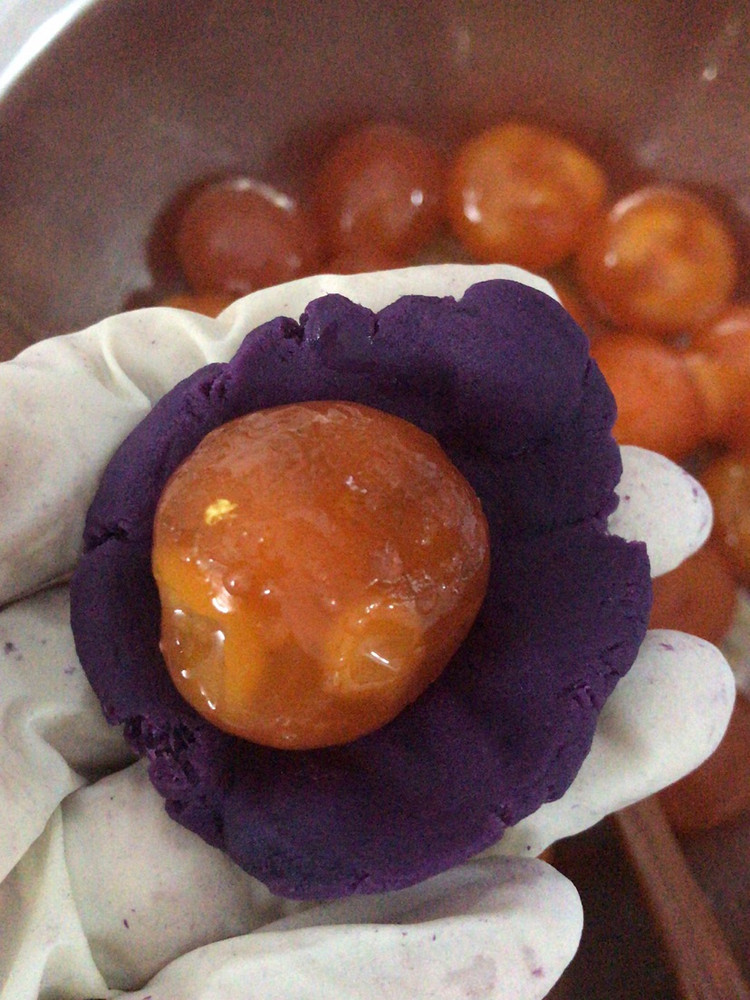 紫薯蛋黄酥图6