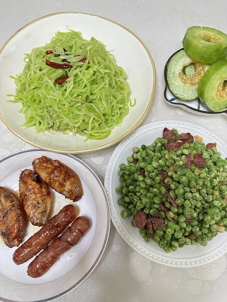 今日 豌豆炒香肠 凉拌莴笋 烤香肠 鸡翅图1