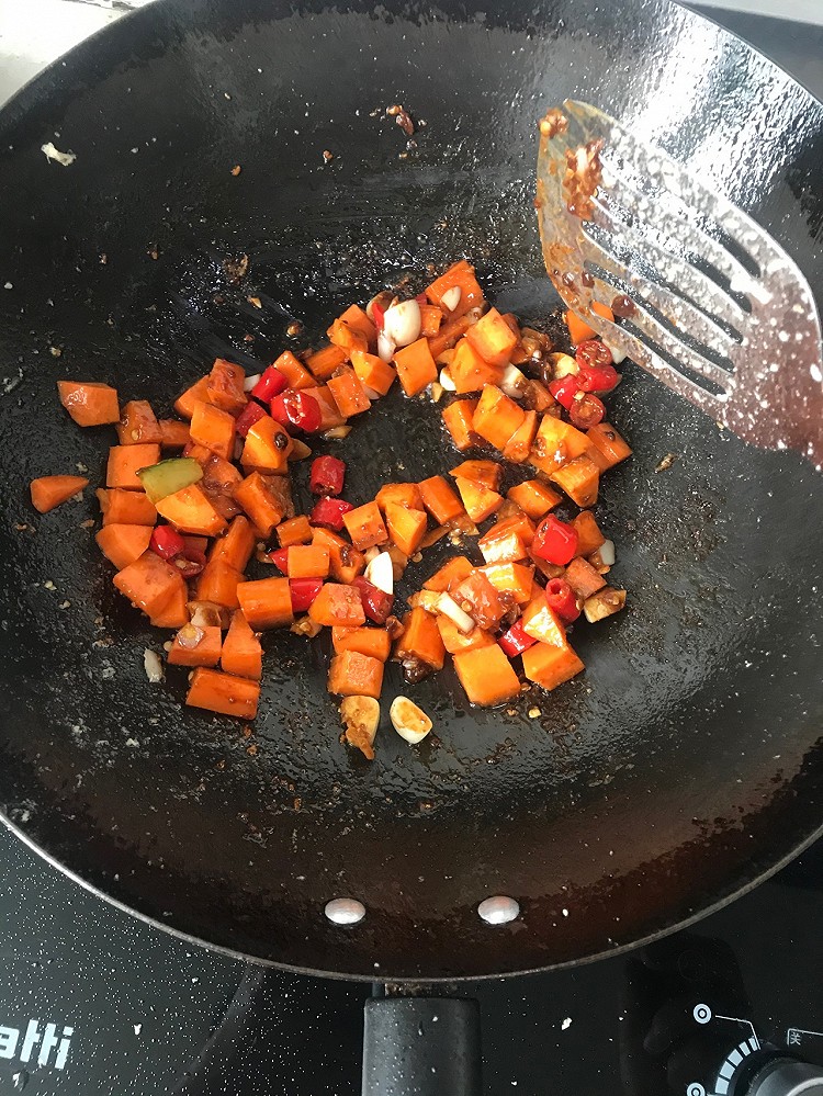 【宫保鸡丁】准备食材：鸡肉  黄瓜  胡萝卜  小米椒3根  大蒜半头  料酒  白醋  味达美  黄豆酱  淀粉  白糖  花生油🧑🏻‍🍳鸡肉  黄瓜  胡萝卜切丁备用🧑🏻‍🍳用味达美 醋 白糖  淀粉  蒜  料酒和一起勾芡用    🧑🏻‍🍳锅里放油，鸡块凉油下锅，炒7成熟，盛出来备用。🧑🏻‍🍳锅中放蒜 辣椒 黄豆酱炒香🧑🏻‍🍳放胡萝卜翻炒    🧑🏻‍🍳再放入鸡丁和黄瓜翻炒一会，把勾芡的汁倒图7
