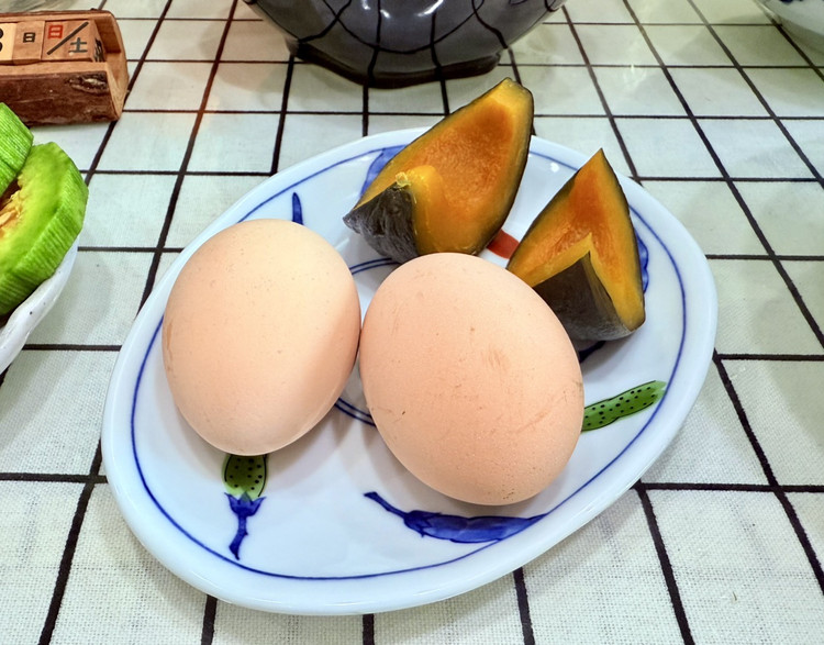 20250414   星期一   农历三月十七生活并非都是繁花锦簇，所有的好不过是来自内心的知足和眼里的热爱.....早餐蒸贝贝南瓜🎃和鸡蛋🥚面条🍝河虾片儿川​菜场买的河虾加上笋肉丝蘑菇咸菜青菜烧一碗片儿川面条🍝面条先沸水中焯至八九分熟过冷水沥干备用锅内放油热锅冷油先炒肉丝和笋蘑菇葫芦咸菜锅中加入开水，放入面条煮开后加河虾最后加盐调味即可蓝莓🫐和甜瓜鲜牛奶🥛图8