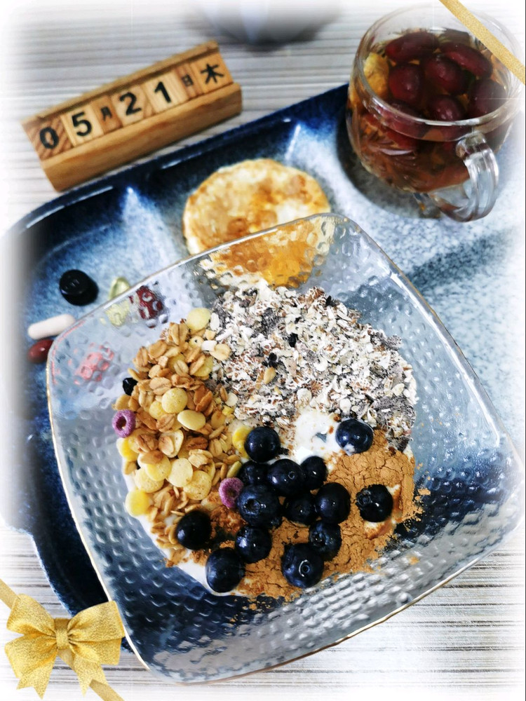 万物自有节奏 ，小闲既欢， 小清既静。5.21早餐日记: 酸奶碗+无油煎蛋+姜枣茶+复合维生素+鱼油🍰碳水:燕麦🍗蛋白质:鸡蛋/酸奶🍋维生素:蓝莓/复合维生素🥑脂肪:鱼油图2