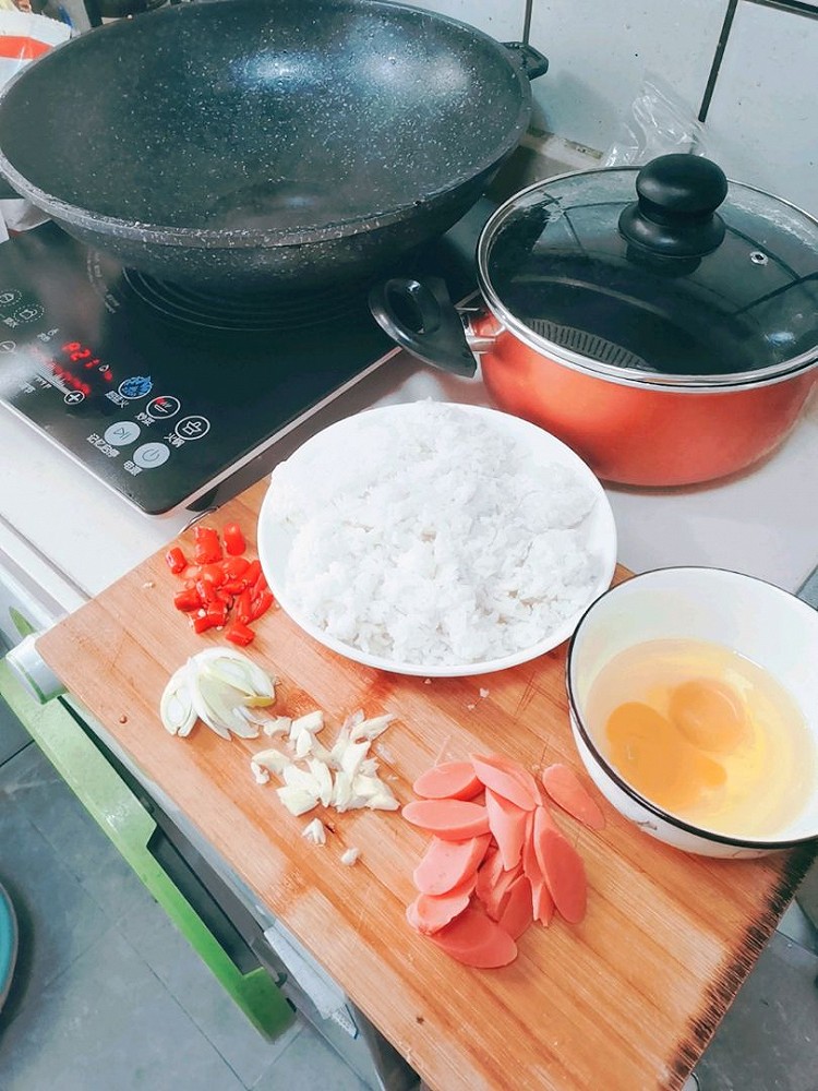 利用昨天的剩饭做个炒饭，起来忙了两个多钟，饿虚脱了……图2