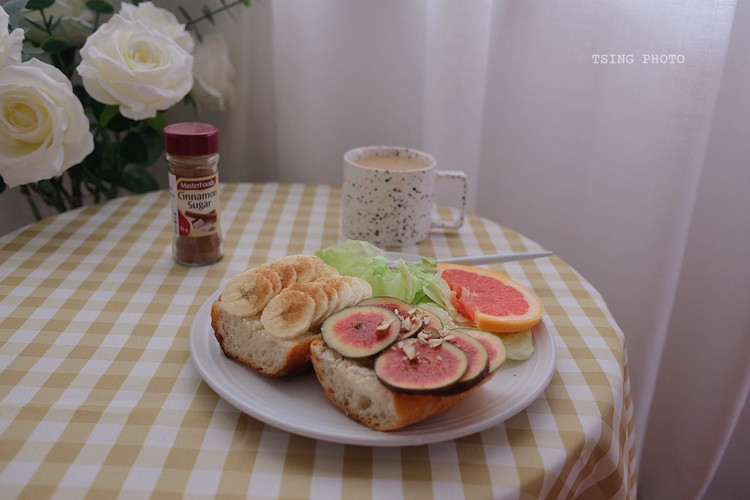 今日食：香蕉 无花果法棍open sandwich 拿铁图1