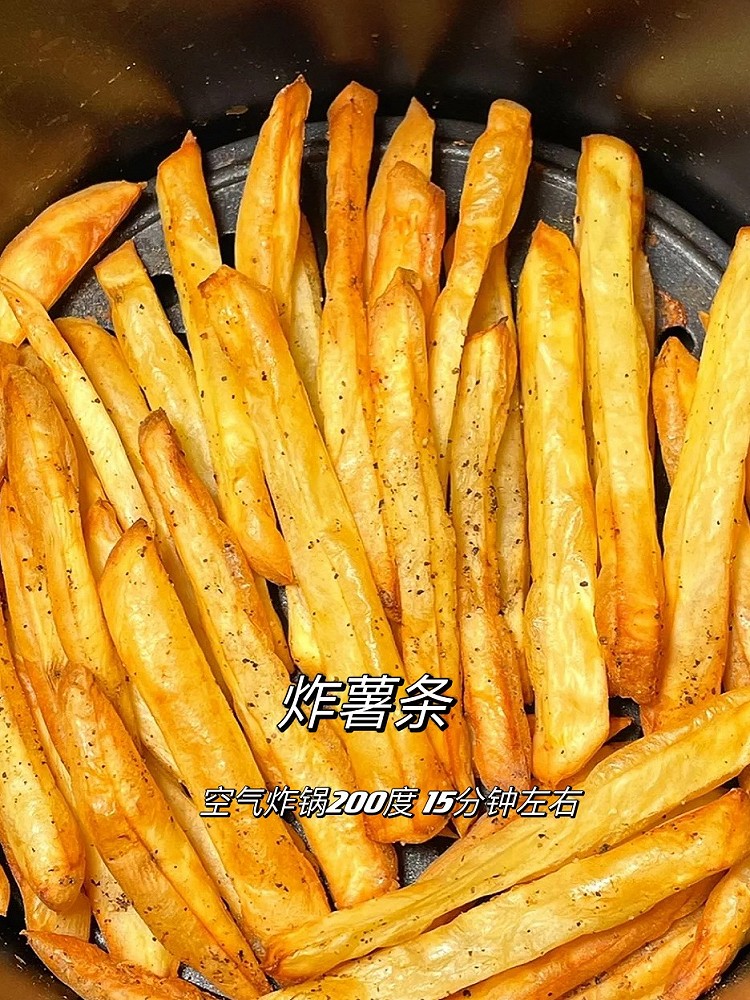 柠檬鸡翅我做的柠檬蒜香鸡翅!不好吃算我输咱就说,这盘柠檬蒜香鸡翅谁能扛得住做法简单,不好吃把来找我~食材鸡翅、柠檬、蒜末1腌制鸡翅:鸡翅两面划刀+蒜末2勺生抽+1勺老抽+1勺蚝油+2勺蜂蜜+1勺油+少许盐和黑胡椒,抓匀腌制两小时入味2先铺一层柠檬,摆上鸡翅,空气炸锅200度烤20到25分钟。空气炸锅是无需翻面的那种，如果需要翻面，建议烤15分钟翻面再烤10分钟小食拼盘（土豆烤肠口蘑）闺蜜每次来我家图4