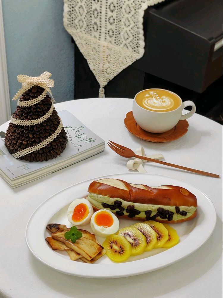 早餐：「龙井抹茶乳酪包」「猕猴桃🥝」「水煮蛋🥚」「煎杏鲍菇」「咖啡☕」鹅头消失的天鹅🦢，肯定潜水去了图1