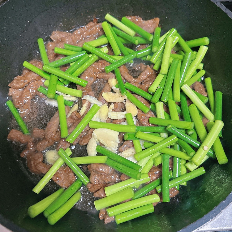 小炒黄牛肉，一道承载着湘西风情的味蕾盛宴，以其鲜嫩肉质、独特调味和丰富口感，成为湘菜中的经典。这道菜不仅是一道美食，更是文化的传承，承载着湖南人对美食的热爱和追求，展现了湖南人独特的饮食文化。图7