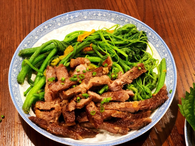 美味的牛排盖饭和砂锅煲仔鸡图5