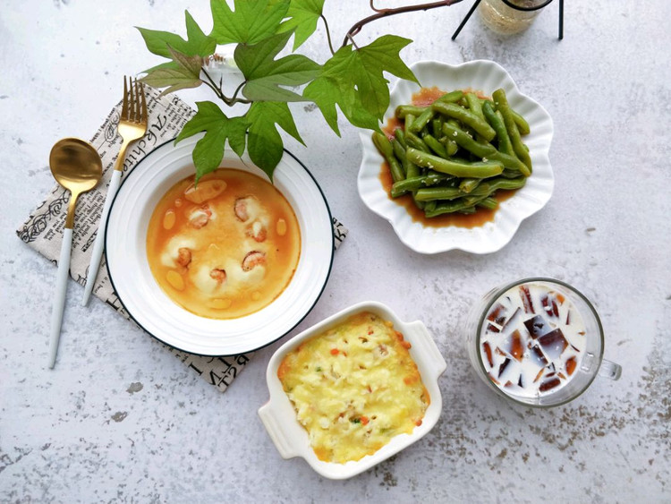 今日早餐，芝士焗饭，虾仁蒸蛋，凉拌四季豆，红茶冻牛奶～～～图1