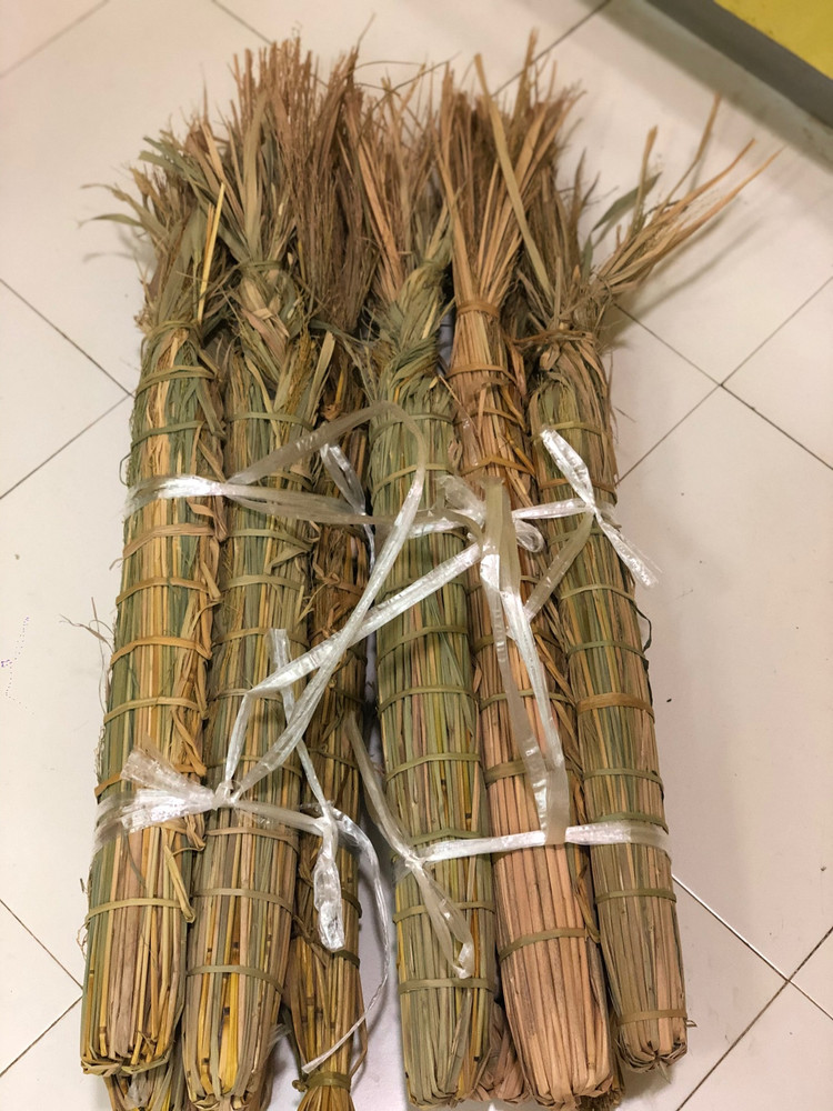 云南十八怪，鸡蛋用草串着卖😊😊😊图2