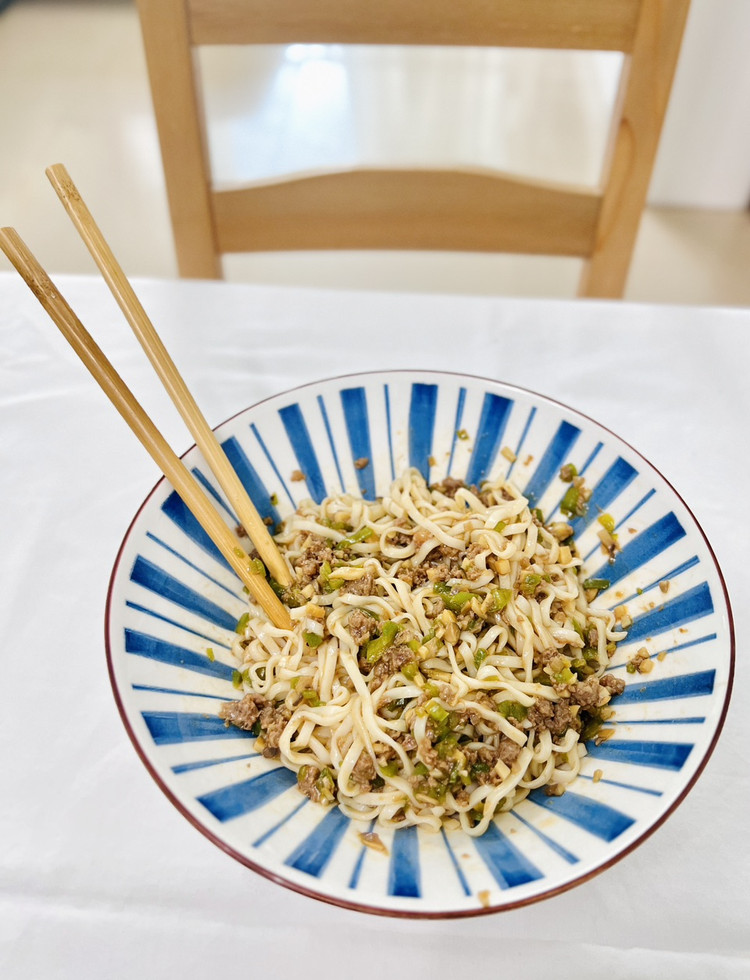 #早餐 青椒杏鲍菇牛肉末拌面🍜 秋月梨🍐图3