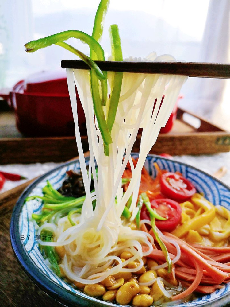 五彩粉丝取名叫春雨，以鸡汤为底，配上各式蔬菜你们喜欢吗😍图3