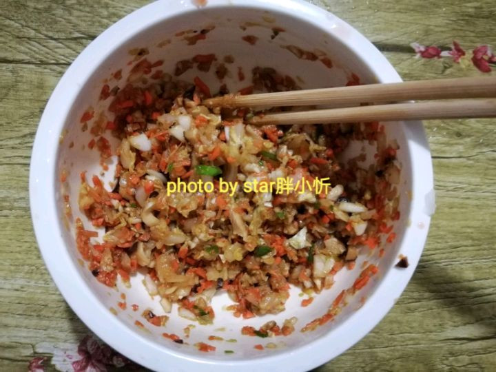 胖小忻包饺子，手残党总算没有把饺子煮露馅了大家吃晚饭了吗？今天胖小忻吃饺子，饺子馅是素的，里面有娃娃菜香菇还有胡萝卜还有些葱花，调料放了点蚝油盐巴酱油和香油，搅拌的时候香油的味道好香。以前学包饺子老是不耐心，今天刚开始还包坏了一个，然后前面两个样子也不一样，后面慢慢包，虽然不漂亮但是付出了努力。煮的时候也没有破皮。给自己做了干捞和汤的，干捞小米辣椒一定不能少，就是忘了放香菜。水煮的时候撒点香油上去图1