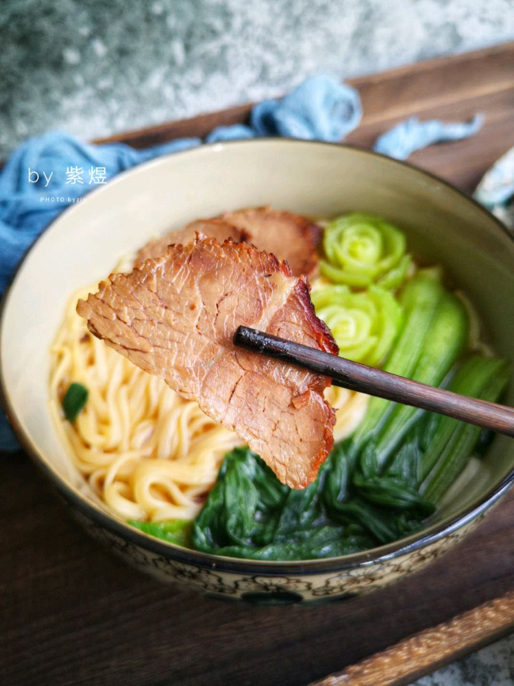 【早餐】牛肉面、酸奶、水果拼图6