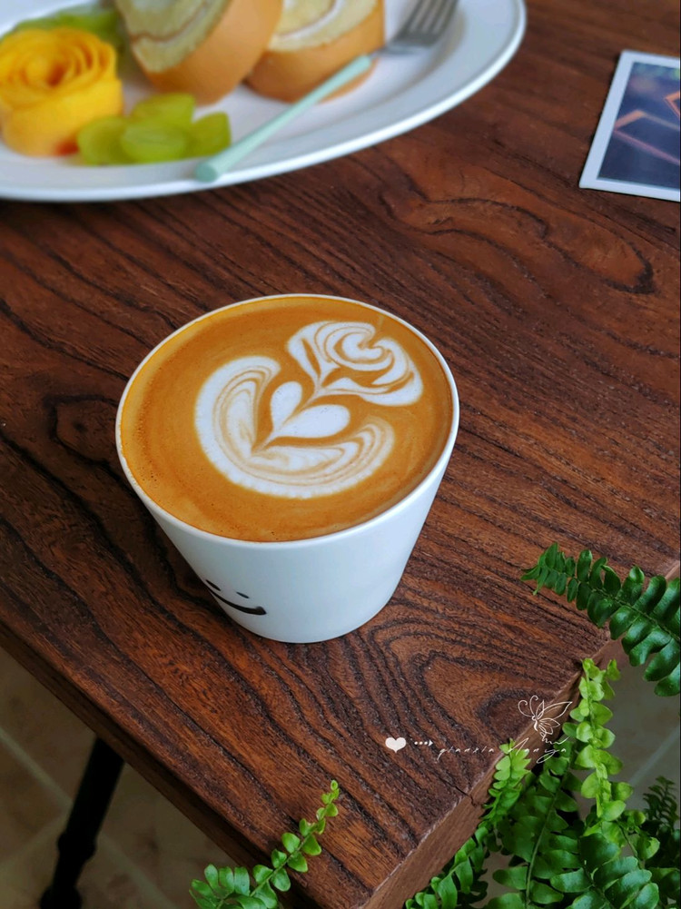 早餐：「瑞士卷」「黄桃🍑」「阳光玫瑰🍇」「咖啡☕」🌿继续蛋糕卷＋黄桃花花，又是新的一天！图3