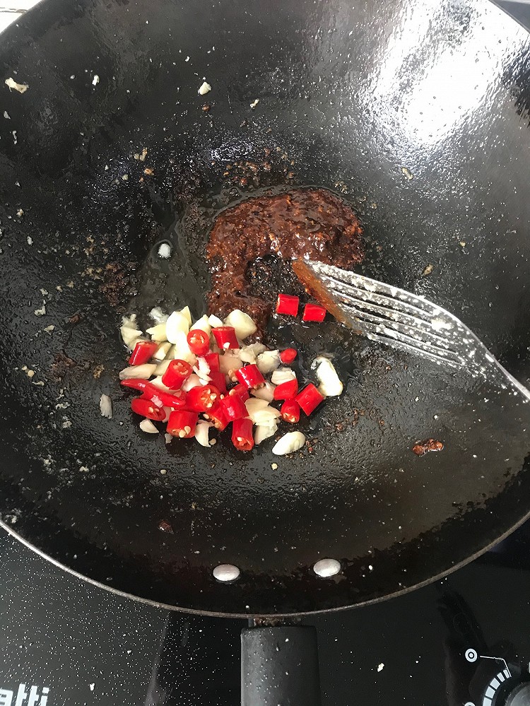 【宫保鸡丁】准备食材：鸡肉  黄瓜  胡萝卜  小米椒3根  大蒜半头  料酒  白醋  味达美  黄豆酱  淀粉  白糖  花生油🧑🏻‍🍳鸡肉  黄瓜  胡萝卜切丁备用🧑🏻‍🍳用味达美 醋 白糖  淀粉  蒜  料酒和一起勾芡用    🧑🏻‍🍳锅里放油，鸡块凉油下锅，炒7成熟，盛出来备用。🧑🏻‍🍳锅中放蒜 辣椒 黄豆酱炒香🧑🏻‍🍳放胡萝卜翻炒    🧑🏻‍🍳再放入鸡丁和黄瓜翻炒一会，把勾芡的汁倒图6