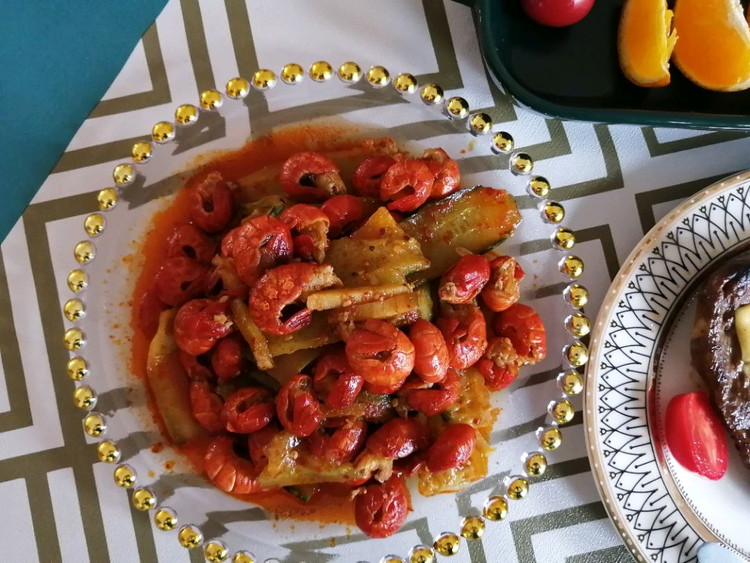 午餐，香煎黑椒牛扒，香辣龙虾尾图3