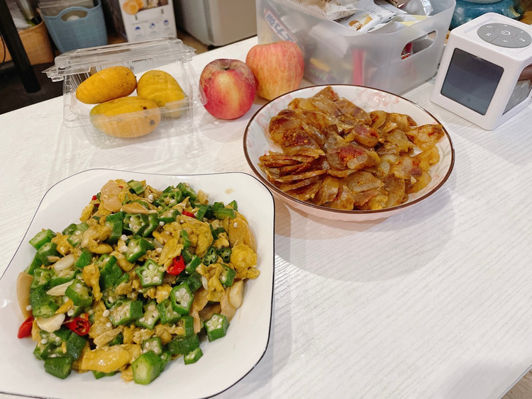 秋葵炒鸡蛋  还有麻辣味腊肠 家里带的存货..  ☆.。.:*・°☆.。.:*・°☆.。.:*・°☆.。.:*别指望所有的人都能懂你，因为萝卜白菜，各有所爱。你做了萝卜，自然就做不成青菜。图8