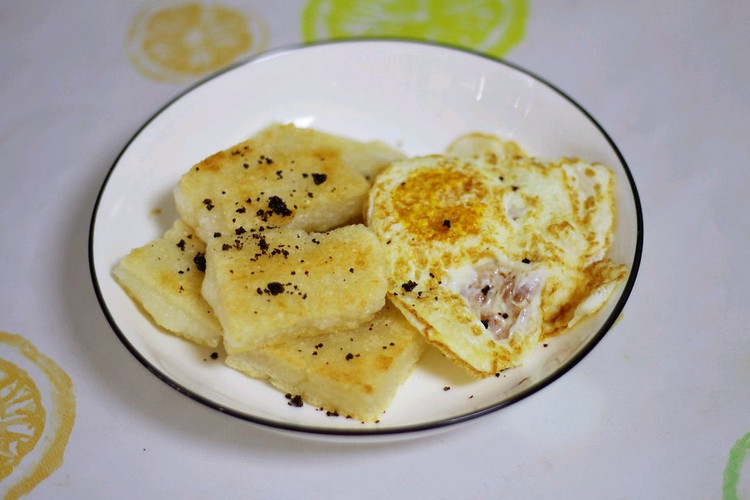 午餐时间点才分享今天的早餐：煎糍粑、煎鸡蛋、清炒大白菜、百香果蜂蜜水。昨晚有点失眠，躺在床上翻来覆去折腾到凌晨两点多才迷迷糊糊入睡。一个人在家，早上也懒得折腾，就把冰箱里剩下的一块糍粑切片放入平底锅中煎至两面金黄出锅当主食，顺便然后再炒个大白菜泡杯百香果水，吃完把家里洗洗刷刷收拾完毕赶紧开门守店图2