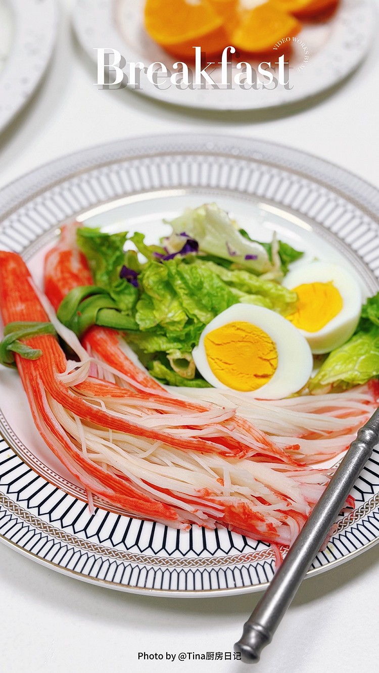 Dec. 十二月｜2025.12.10 星期三｜十月廿一◇²⁰²⁵ |  breakfast 真正的自我，不需要外界的掌声来确认。遵从内心的指引，敢对自己不愿意的事说“不”，不在意他人的质疑诋毁否定，不再寻求他人认可。别人对你嚼舌根，敢于继续埋头走自己的路。当你不再向外求，你才真正拥有了自己。 早安！今日早餐：🌟茉莉花茶🍵🌟圣诞树小蛋糕🎄🌟果冻橙🍊🌟蟹柳沙拉🦀今天你好好吃饭了吗？祝你怎么吃都不胖！图4