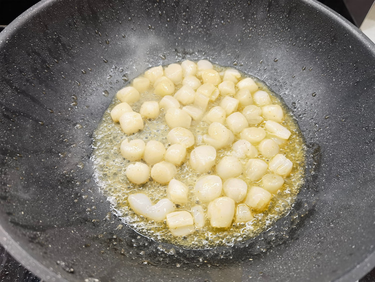  随着生活水平不断提升，煮妇们越来越注重用安全健康无添加的食品给家人烹饪菜肴，圣迪乐鲜鸡蛋无抗生素无添加可生食，与鲜贝一起炒，味道好极了。圣迪乐鲜鸡蛋。鲜贝洗净沥干水分，加料酒和胡椒粉搅拌均匀后腌制一会儿。鸡蛋加少许盐打散。炒锅烧热加油放入鲜贝炒至半熟。倒入蛋液。翻炒至蛋液凝结。鲜又嫩的鲜贝炒鸡蛋好啦～圣迪乐鲜鸡蛋无抗生素无添加，口感鲜嫩无腥味，值得推荐。图4