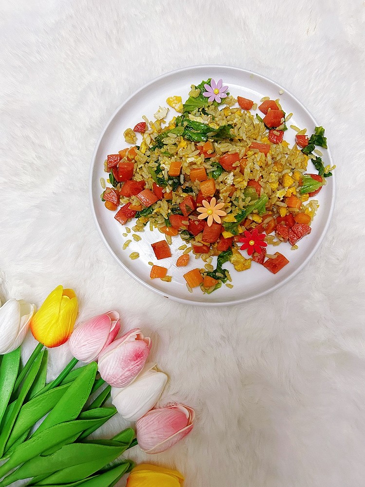 #高中生的打包早餐​​🌸​🍳早餐盘里的小确幸今天的早餐是“把春天拌进饭里”——火腿蔬菜蛋炒饭裹着蛋香，配一杯暖乎乎的南瓜糊，再挖几颗酸甜的莓果和葡萄解腻~其实生活就像这盘炒饭呀，看似普通的食材凑在一起，就能炒出热闹的香气；就像日常里那些不起眼的瞬间：睡醒时的阳光、咬到甜草莓的脆响、炒饭里突然吃到的胡萝卜丁…把这些细碎的甜攒起来，日子就会亮晶晶的✨早安～​​今日早餐:​✨炒饭✨南瓜糊✨草莓、蓝莓、葡图9