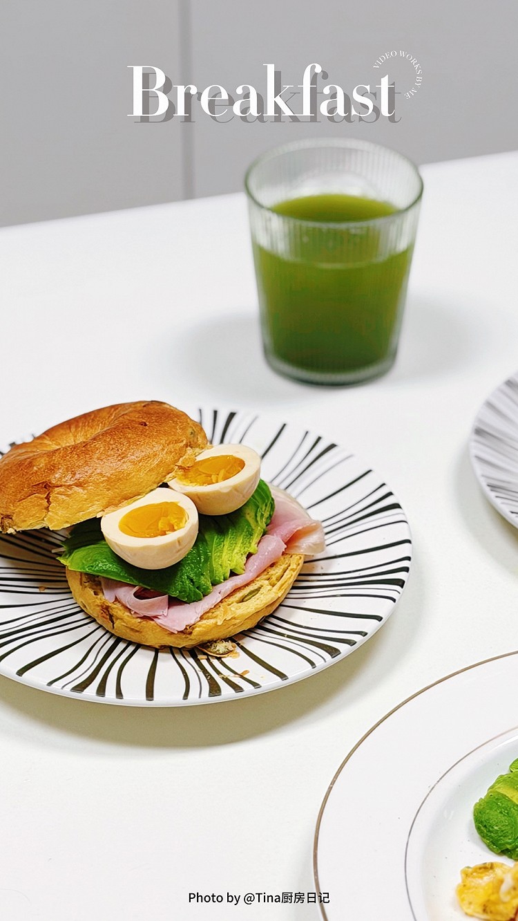 Nov. 十一月｜2025.11.27 星期四｜十月初八◇²⁰²⁵ |  breakfast 小时候，我们总以为：只要有人懂我们、护我们、替我们扛，生活就不会太难。可越长大越明白——真正能带你走出去的，不是谁给你的安全感，而是你亲手长出来的底气。 早安！今日早餐：🌟羽衣甘蓝汁🥬🌟牛油果火腿贝果三明治🥯🌟猕猴桃🥝🌟树莓🌟牛油果🥑🌟虾仁滑蛋🍤今天你好好吃饭了吗？祝你怎么吃都不胖！图7
