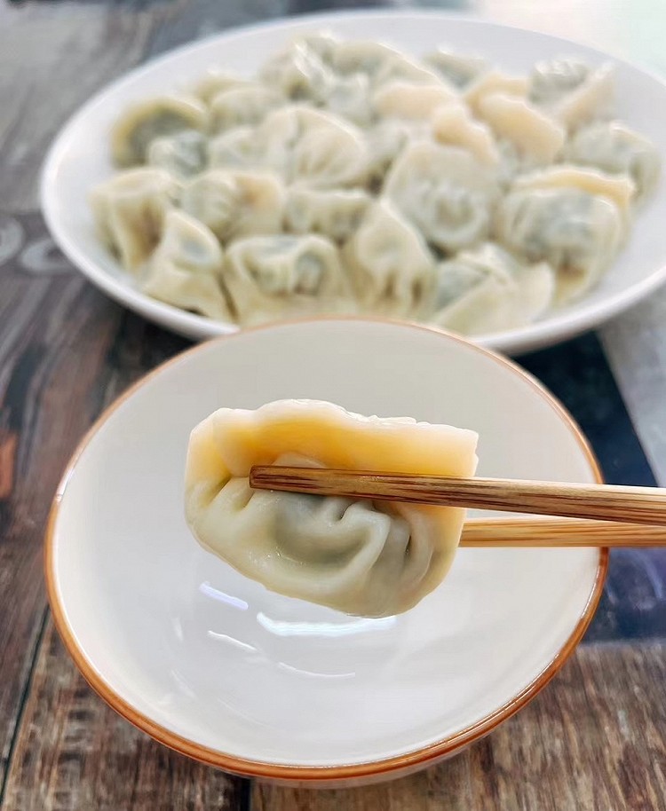 猪肉做饺子馅想要好吃是有诀窍的，五星级酒店调馅秘方，我家用了好几年，肉馅不柴不腥，鲜香美味！1、1斤五花肉，清洗干净，把皮去掉，剁成肉馅。2、大葱生姜切成片，放碗中，再放几颗八角，加半碗温开水，用手抓上一两分钟，浸泡着。3、肉馅中放20克生抽、5克老抽和蚝油、2克食盐和花椒粉、1克胡椒粉，先给搅拌均匀。4、葱姜水少量多次地倒入肉馅中，每次都要充分搅拌至吸收。5、打一个鸡蛋，搅拌均匀。6、大葱小葱或图3