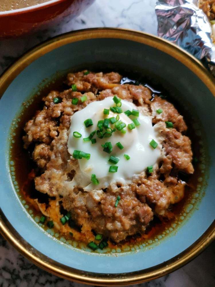 肉沫蒸蛋，番茄虾，锡纸金针菇肥牛卷，上排骨汤。图1