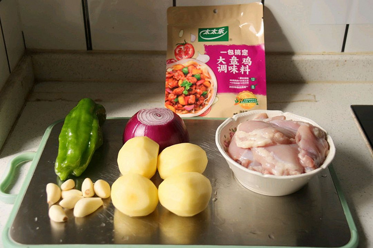太简单了，大盘鸡也能轻松做！准备好鸡肉，土豆，洋葱，青椒就好，太太乐大盘鸡调味汁一包搞定！图6