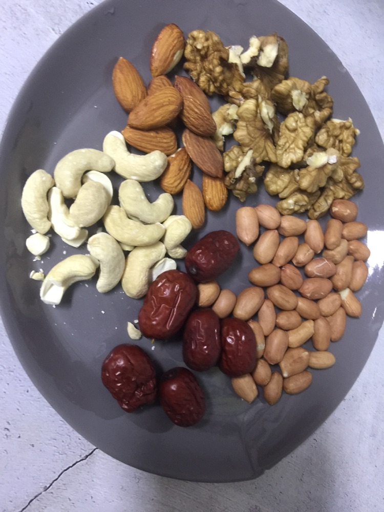 今日早餐：黑芝麻馒头水果核桃腰果红枣🥜羹为了给娃各种补钙，当妈的想尽办法，好在小妞会吃😏今天的羹也很好喝，不加糖的原汁原味图3