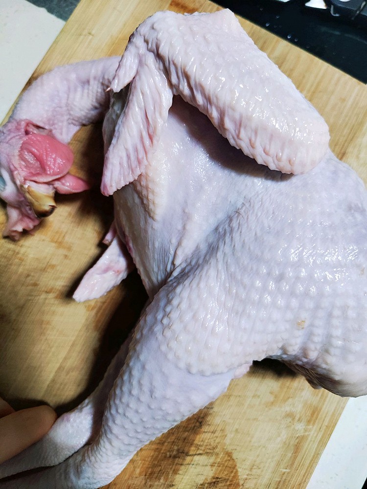 按步骤来的，但是并没有上色鸡肉焗出来口感还是挺鲜嫩多汁的，小朋友喜欢吃，几个小朋友吃了好几块用盐焗粉和葱姜蒜调了蘸料，吃起来就有盐焗鸡的香味了用过的粗盐还用来做了一些咸鸭蛋，等待成品效果图6