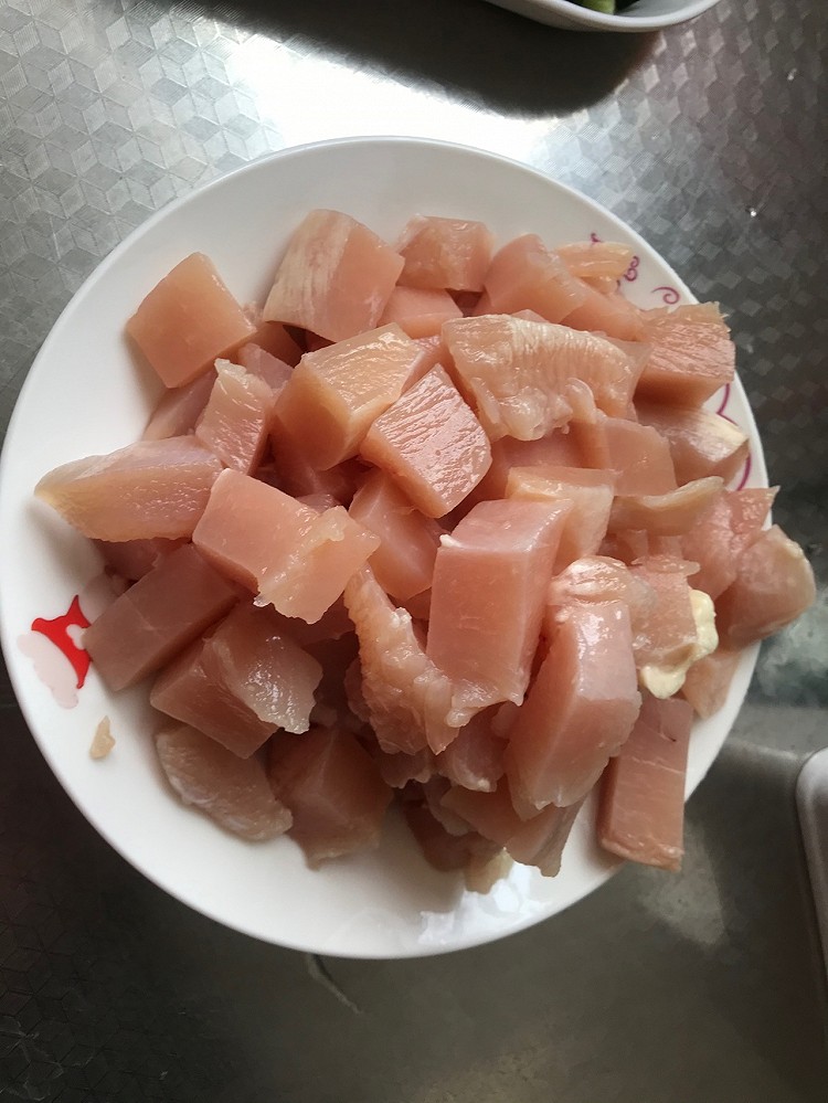 【宫保鸡丁】准备食材：鸡肉  黄瓜  胡萝卜  小米椒3根  大蒜半头  料酒  白醋  味达美  黄豆酱  淀粉  白糖  花生油🧑🏻‍🍳鸡肉  黄瓜  胡萝卜切丁备用🧑🏻‍🍳用味达美 醋 白糖  淀粉  蒜  料酒和一起勾芡用    🧑🏻‍🍳锅里放油，鸡块凉油下锅，炒7成熟，盛出来备用。🧑🏻‍🍳锅中放蒜 辣椒 黄豆酱炒香🧑🏻‍🍳放胡萝卜翻炒    🧑🏻‍🍳再放入鸡丁和黄瓜翻炒一会，把勾芡的汁倒图1
