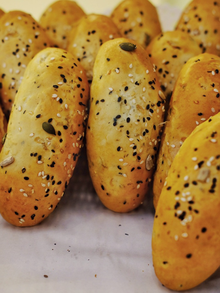 在三里屯发现一个好吃的面包店：Ledu老杜面包。面团全部自法国空运而来，现吃现烤，吃起来很香。种类也比较丰富，全麦谷物，辫子面包，不同口感的餐包都能买到，走过路过别错过哈[玫瑰]图1