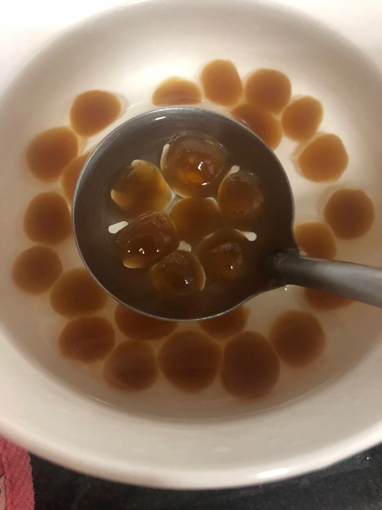 玻璃瓶子下部有点粉色，少女感十足～没有PS哦！图3