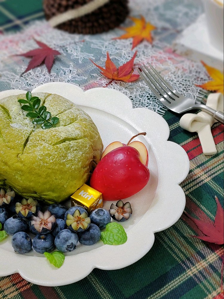 早餐：「抹茶芋泥麻薯米面包」「鸡心果」「蓝莓」「咖啡☕」取快递📦看到边上的枫叶🍁颜色好美，今天的天鹅🦢戴皇冠👑了图6