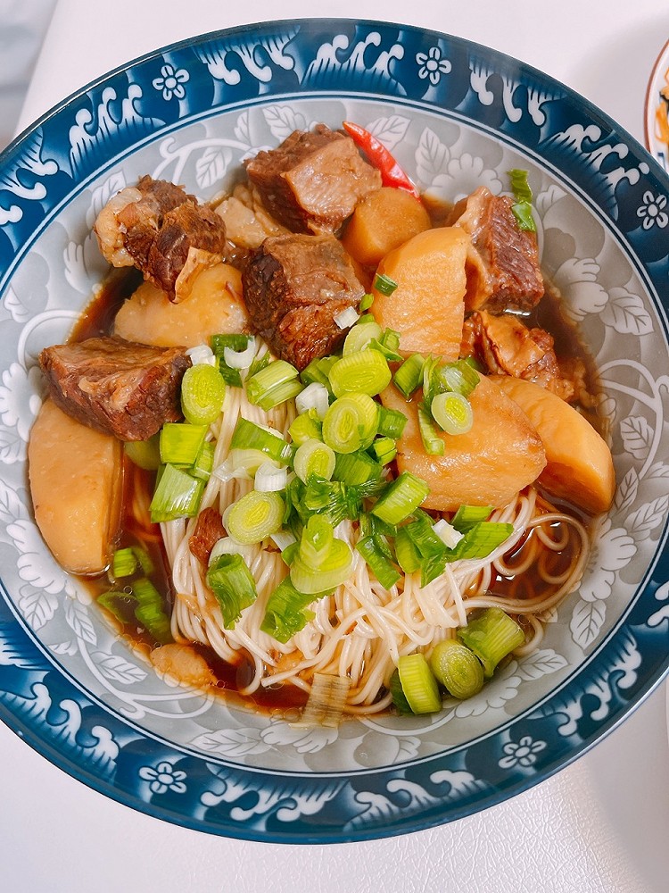 牛肉搭配了一点小土豆一起炖 感觉土豆比牛肉还好吃呢图1