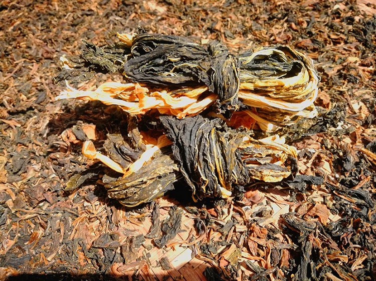 紫云英要谢了,卷心菜长势喜人,晒萝卜条,晒菜干,熬益母草膏,自己干