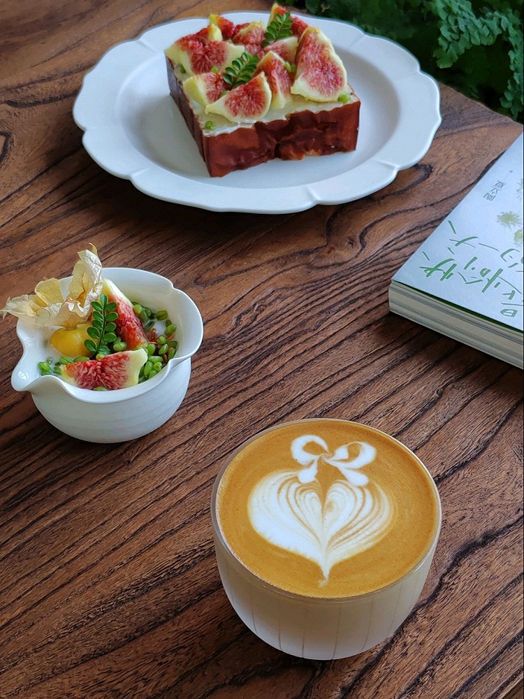 早餐：「无花果碱水吐司」「酸奶碗」「咖啡☕」🌿青皮无花果比红皮的好吃😋图1