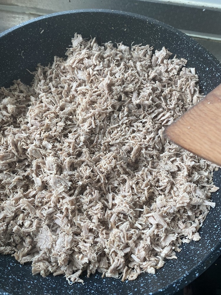 成品挺好的，尝了尝没啥味道挺松软的…用了1斤猪里脊，煮开后中火大概煮了半小时，炒干大概用了1个小时，我觉得最后打碎后最好再回锅扒拉下蒸发下水汽图3