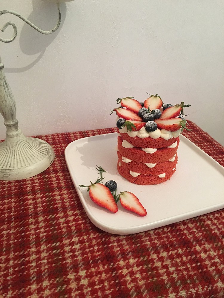 草莓红丝绒蛋糕。图6
