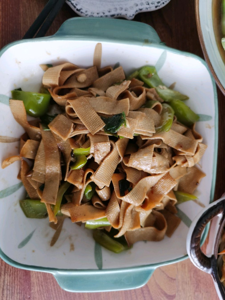 有点咳嗽，随便搞了几个。三丝炒蛋，香菇油菜，回锅肉，牛牛肋条肉，尖椒豆腐皮。简单午饭，也许好吃图5