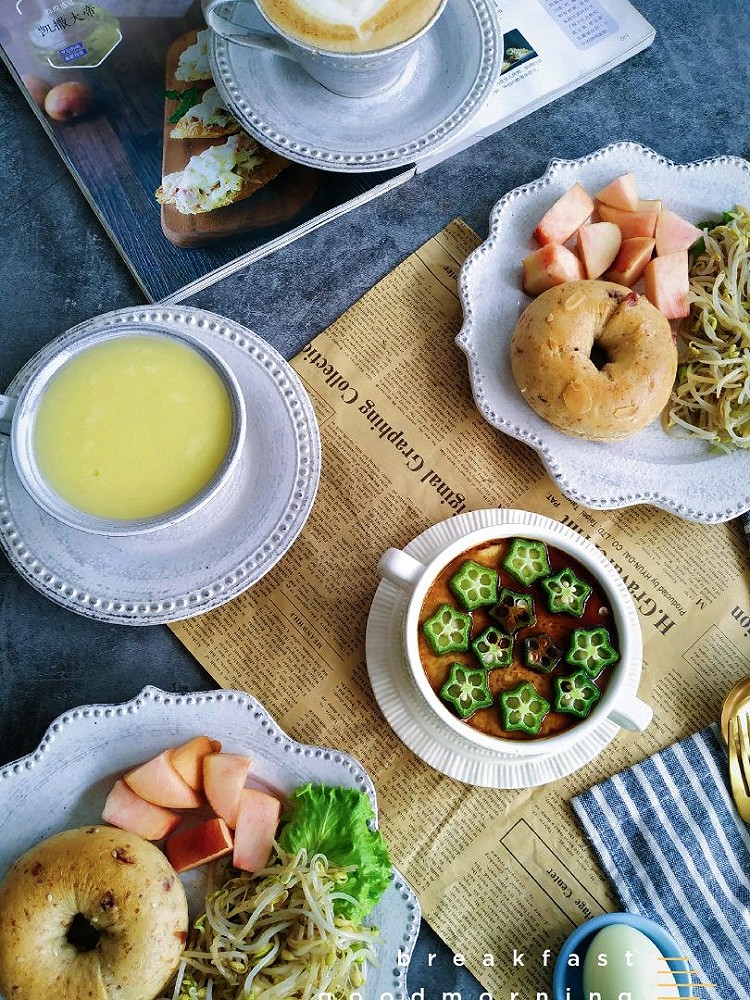 二人食早餐：今日轻食。全麦胚芽贝果，炒豆芽，水煮蛋，秋葵蒸蛋羹，豆腐乳橄榄菜，花生米，玉米面糊糊，咖啡拿铁图8