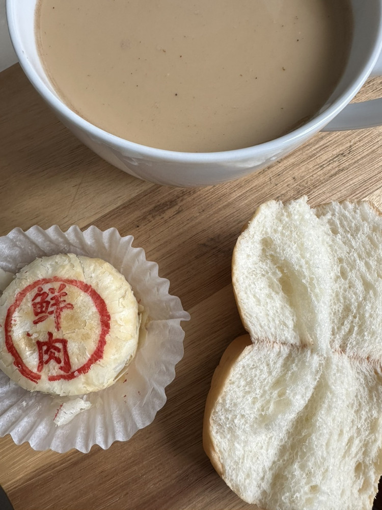 认真吃早餐：鲜肉月饼奶咖！祝大家早餐愉快！图3