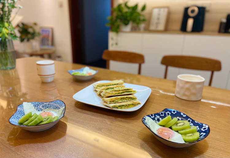 包菜芝士煎饼+煎蛋+猕猴桃图1