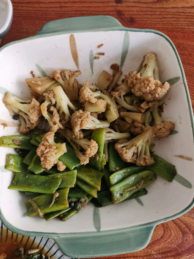 内酯豆腐，剩的菜花和豆角，炒莜面卷，卤拼，剩的平菇和腊肉，青椒肥肠，简单午饭，简单好吃。图3